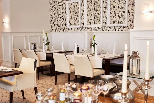 <p style="text-align:center;"><strong>Inneneinrichtung mit Konzept</strong><br>„Raum & Identität“</p>